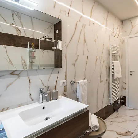 Mazzini 1 - Smart Flat 2 Bedrooms Garage & Mxp Apartment *